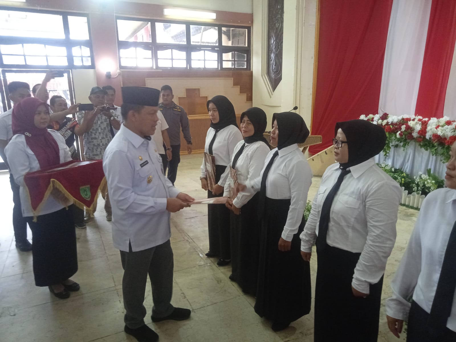 Pj Bupati Barsel Serahkan Sk P K Guru Tahun Ini Kalteng