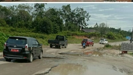 Kerusakan badan jalan provinsi yang menghubungkan Kota Palangka Raya - Kabupaten Gunung Mas