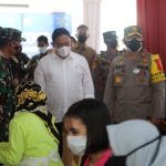 Kapolda Kalteng Irjen Pol Dedi Prasetyo bersama Wakil Gubernur Kalteng H Edy Pratowo dan rombongan Forkopimda Provinsi Kalteng kala saat memantau pelaksanaan vaksinasi massal di Mako Polres Kapuas, Sabtu (29/5/2021).