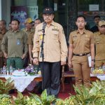 Sekretaris Daerah (Sekda) Kalteng,Nuryakin  pimpin upacara Peringatan Hari Bakti Rimbawan ke-40 Tahun 2023, di Halaman Kantor Dinas Kehutanan Prov. Kalteng, Kamis (16/3/2023). (foto:ard)