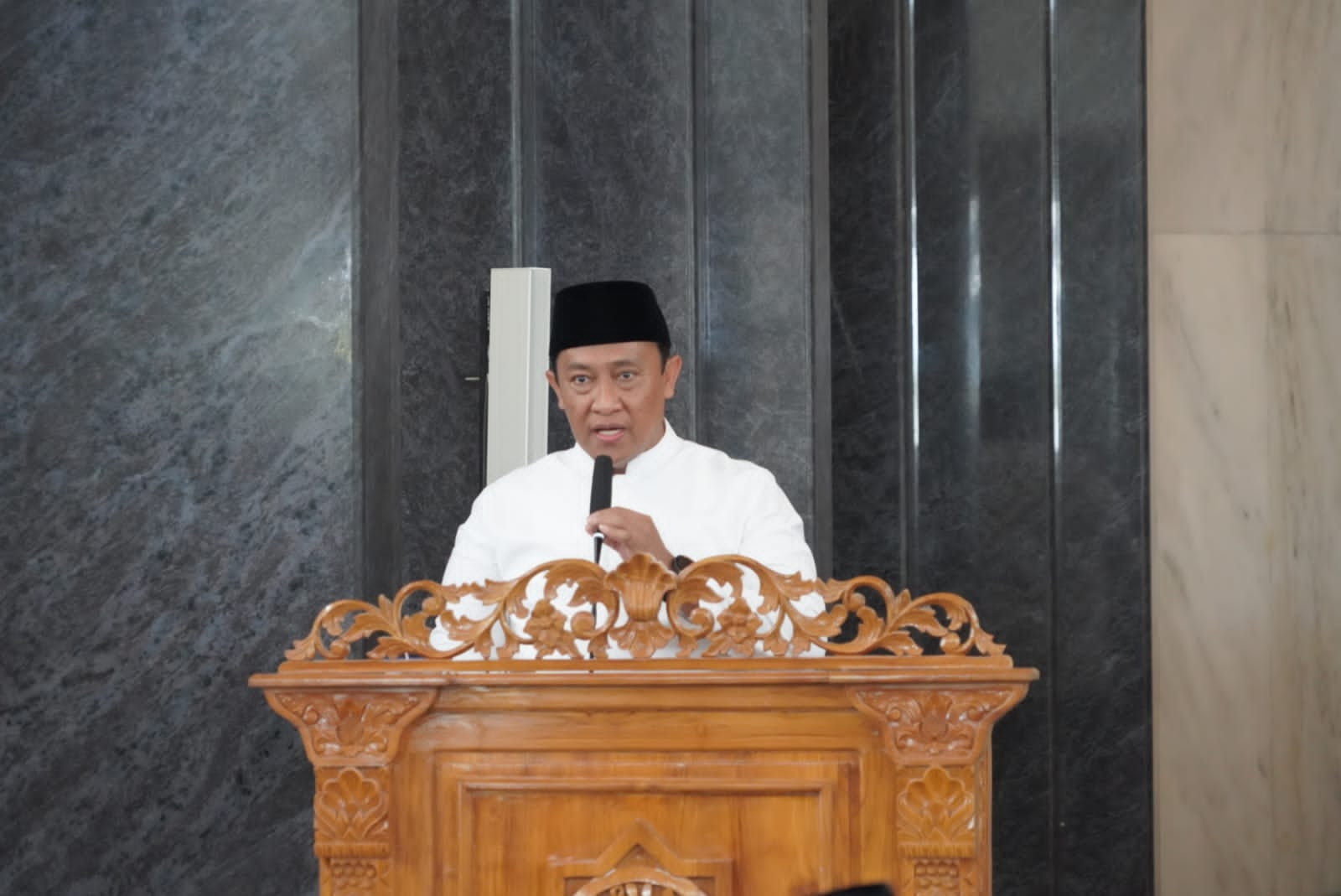 SAMBUTAN : Wagub Kalteng, Edy Pratowo ketika memberikan sambutan, di Masjid Agung Kecubung, Jumat (17/3/2023). (foto:ist)