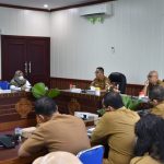 RAPAT: Asisten Bidang Perekonomian dan Pembangunan Sekretariat Daerah Provinsi Kalimantan Tengah, Leonard S. Ampung pimpin Rapat Persiapan, bertempat di Ruang Rapat Bajakah Kantor Gubernur Kalteng, Selasa (21/3/2023). (foto:ard)