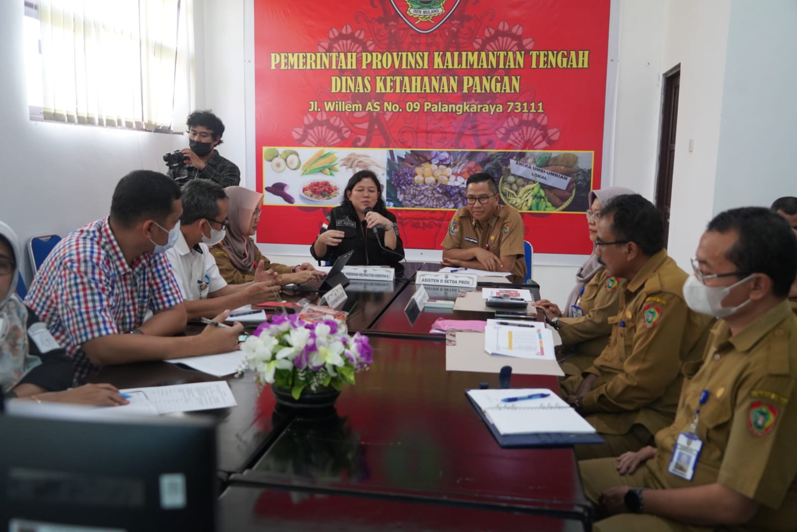 PIMPIN RAPAT : Leonard S Ampung ketika memimpin rapat Koordinasi Ketersediaan Bahan Pangan Pokok menghadapi Hari Raya Idul Fitri 1444 H tahun 2023, di ruang rapat Kantor Dinas Ketahanan Pangan, Selasa (28/3/2023). (foto:ard)