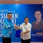 KERJASAMA: Plt. Wakil Rektor Bidang Umum dan Keuangan, Drs. Darmae Nasir, M.Si., M.A., Ph.D bersama Kepala Bank Central Asia KCU Palangka Raya, Dicky Junaidi melaksanakan kerjasama, Senin (27/3/2023), di Aula Palangka. (foto:ist)