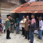 SERAHKAN BINGKISAN : Sekda Kalteng, Nuryakin menyerahkan bingkisan Ramadan Berkah kepada penyandang disabilitas di Kota Palangka Raya, bertempat di Sekretariat DPD Persatuan Tuna Netra Indonesia (PERTUNI) Kalteng, Sabtu (1/4/2023). (foto:ist)