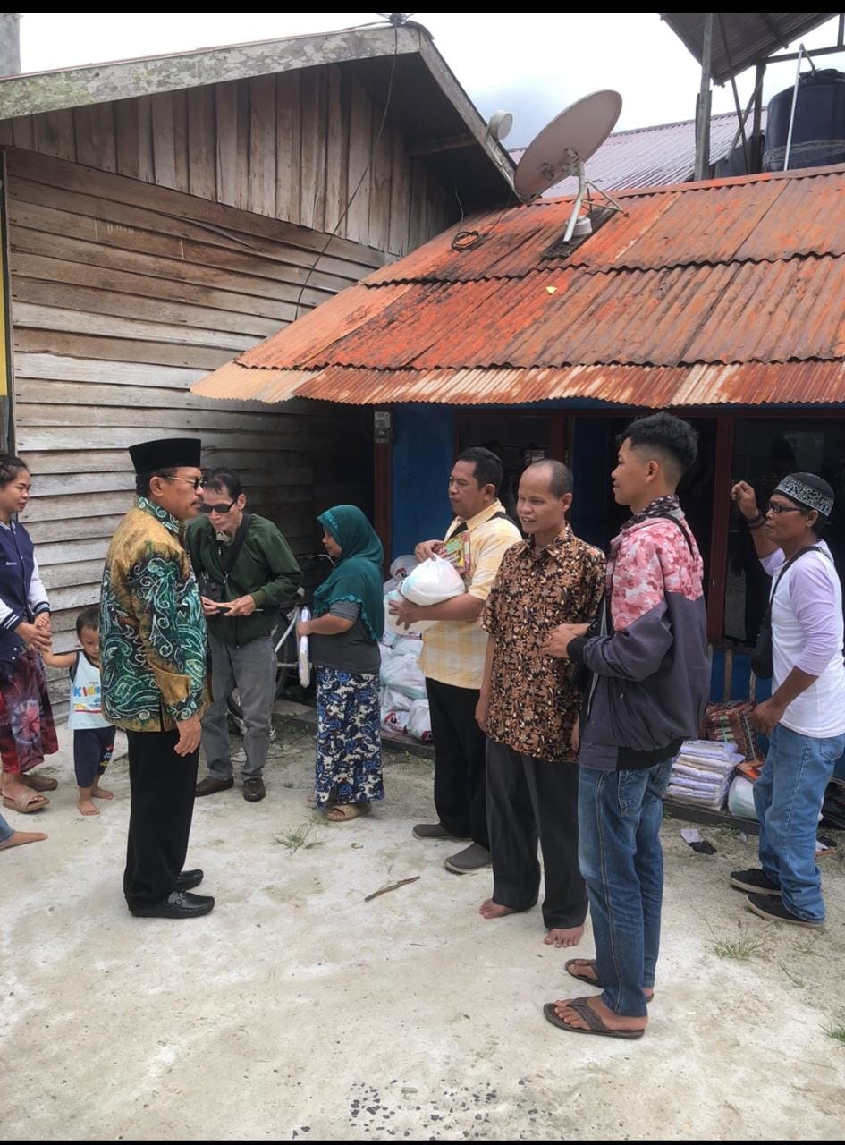 SERAHKAN BINGKISAN : Sekda Kalteng, Nuryakin menyerahkan bingkisan Ramadan Berkah kepada penyandang disabilitas di Kota Palangka Raya, bertempat di Sekretariat DPD Persatuan Tuna Netra Indonesia (PERTUNI) Kalteng, Sabtu (1/4/2023). (foto:ist)