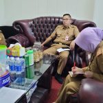 RAPAT : Asisten Perekonomian dan Pembangunan Setda Provinsi Kalimantan Tengah, Leonard S. Ampung bersama Kepala Perangkat Daerah Prov. Kalteng terkait saat melaksanakan rapat persiapan pelaksanaan pasar penyeimbang, Senin (10/4/2023). (foto:ist)