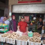 SIDAK : Gubernur Kalteng, H. Sugianto Sabran didampingi Ketua TP PKK Kalteng, Ivo Sugianto Sabran bersama dengan Tim Pengendali Inflasi Daerah (TPID) dan Satgas Pangan Kalteng melaksanakan sidak pasar lanjutan di Pasar Pusat Perbelanjaan Mentaya (PPM) Kota Sampit Kabupaten Kotawaringin Timur, Sabtu (15/4/2023).  (foto:ist)