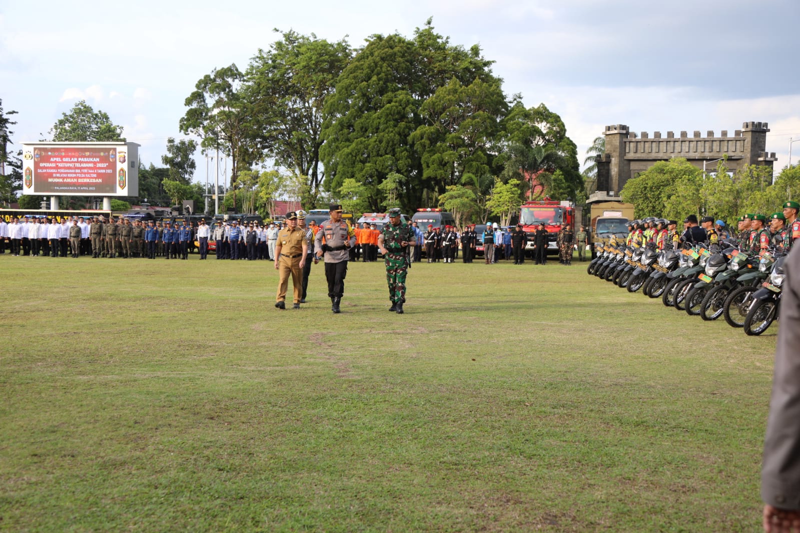 CEK PASUKAN : Gubernur Kalimantan Tengah,Sugianto Sabran menghadiri secara langsung Apel Pasukan Operasi Ketupat Telabang 2023, yang dipusatkan di Halaman Mapolda Kalteng Palangka Raya, Senin (17/4/2023) sore. (foto:ard)