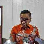 WAWANCARA : Asisten Perekonomian dan Pembangunan Setda Kalteng, Leonard S Ampung ketika diwawancarai awak media usai memimpin rapat inflasi, di Ruang Rapat Bajakah, Kamis (4/5/2023). (foto:ard)