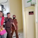 DIGIRING : Terdakwa Madi Goening Sius saat digiring oleh petugas kejaksaan usai menjalani persidangan di Pengadilan Negeri Palangka Raya, Kamis (4/5/2023). (foto:ard)