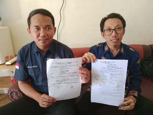 TUNJUKAN RELAAS KASASI : Abdul Siddik (kiri) dan Eko Andik Pribadi selaku Penasihat Hukum (PH)  Supriady Abdul Siddik ketika menunjukan Relaas putusan kasasi, Kamis (4/5/2023). (foto:ard)