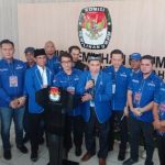 Sekretaris DPD Partai Demokrat Kalteng, Junaidi bersama para pengurus partai menyampaikan keterangan pers usai pendaftaran bacaleg DPRD Kalteng (FOTO : NOPRI)