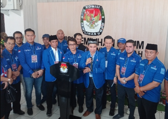 Sekretaris DPD Partai Demokrat Kalteng, Junaidi bersama para pengurus partai menyampaikan keterangan pers usai pendaftaran bacaleg DPRD Kalteng (FOTO : NOPRI)