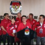 Ketua DPW PSI Kalteng, Pancani Gandrung didampingi pengurus, kader dan Bacaleg provinsi, usai mendaftar di KPU Provinsi Kalteng (FOTO : NOPRI)