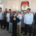 Ketua DPW PKB Kalteng, Habib Ismail bin Yahya menyampaikan keterangan kepada wartawan usai menyerahkan berkas pendaftaran bakal calon DPRD Kalteng, di KPU Kalteng (FOTO : NOPRI)