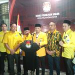 Ketua DPD Partai Golkar Kota Palangka Raya, Fairid Naparin bersama dengan jajarannya setelah mendaftarkan bacaleg di KPU Kota Palangka Raya (FOTO : NOPRI)