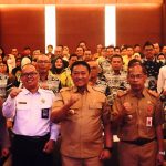 SEMANGAT : Wagub Kalteng, Edy Pratowo bersama Kadinkes Kalteng, Suyuti Syamsul terlihat bersemangat usai rapat kerja bidang kesehatan, di Swiss Bell Hotel, Senin (26/6/2023). (foto:ard)