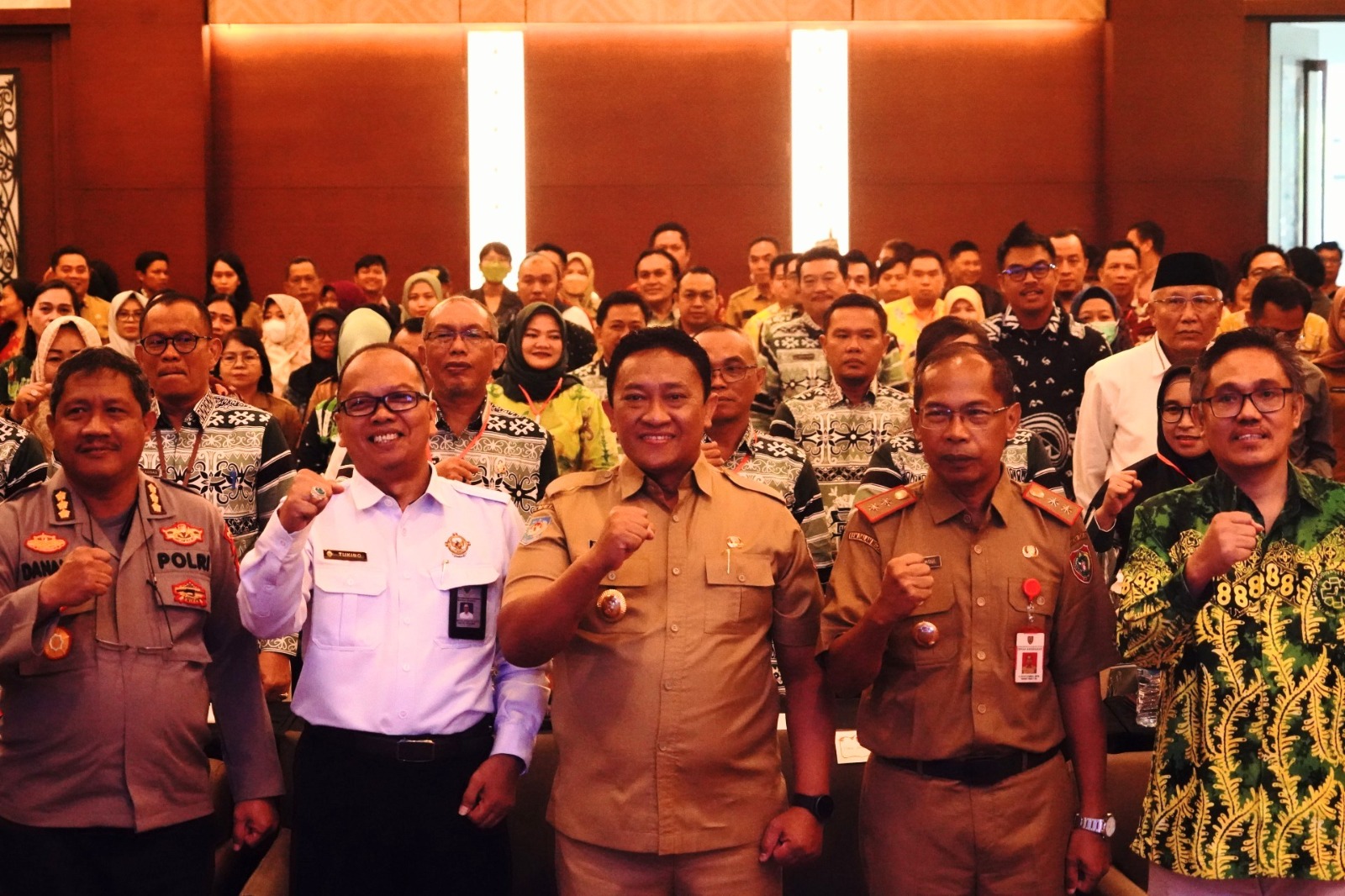 SEMANGAT : Wagub Kalteng, Edy Pratowo bersama Kadinkes Kalteng, Suyuti Syamsul terlihat bersemangat usai rapat kerja bidang kesehatan, di Swiss Bell Hotel, Senin (26/6/2023). (foto:ard)