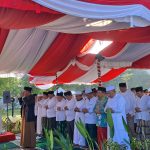 SALAT IDUL ADHA: Gubernur Kalteng, Sugianto Sabran beserta jajaran terlihat khusyu menunaikan salat idul adha, di Halaman Istana Isen Mulang, Kamis (29/6/2023). (foto:ist)