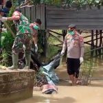 EVAKUASI : Tampak pihak kepolisian bersama TNI dan Warga ketika mengevakuasi jasad LT, di Desa Kayu Bulan, Kecamatan Kapuas Tengah, Kabupaten Kapuas, Senin (12/6/2023). (foto:ist)