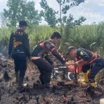 RELAWAN : Tim satgas dari BPBD Palangka Raya bersama relawan karhutla, saat melakukan  pemadaman di area lahan yang terbakar. Foto : Istimewa