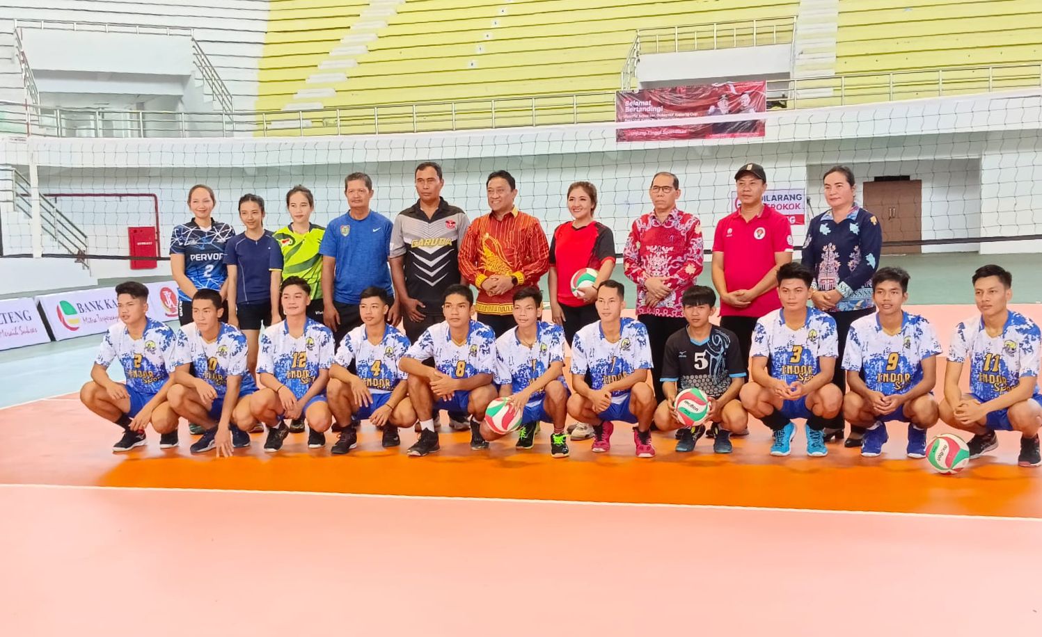 SEMANGAT : Wagub Kalteng, Edy Pratowo bersama atlet bola voli Kalteng terlihat bersemangat, di GOR Palangka Raya, Kamis (8/6/2023). (foto:ist)