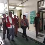 DIKAWAL : Terdakwa Madi Goening Sius terlihat dikawal petugas Kejaksaan Negeri Palangka Raya dan pihak kepolisian usai menjalani persidangan dengan agenda putusan, di PN Palangka Raya, Senin (26/6/2023). (foto:ard)