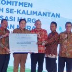 KOMITMEN BERSAMA : Sekda Kalteng, Nuryakin berfoto bersama dengan menunjukan Komitmen Bersama Pemerintah Daerah se-Kalimantan dalam rangka Stabilisasi Harga melalui Gerakan Pangan Murah, di Gedung KH Idham Khalid, Kantor Gubernur Kalimantan Selatan, Senin (10/7/2023). (foto:ist)