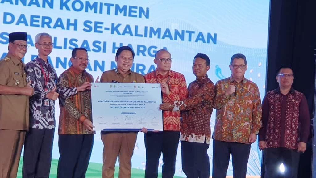 KOMITMEN BERSAMA : Sekda Kalteng, Nuryakin berfoto bersama dengan menunjukan Komitmen Bersama Pemerintah Daerah se-Kalimantan dalam rangka Stabilisasi Harga melalui Gerakan Pangan Murah, di Gedung KH Idham Khalid, Kantor Gubernur Kalimantan Selatan, Senin (10/7/2023). (foto:ist)