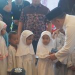 TALI ASIH : Gubernur Kalteng, Sugianto Sabran ketika memberikan tali asih kepada anak-anak panti asuhan dan ponpes, di Kota Sampit, Jumat (28/7/2023). (foto:ist)