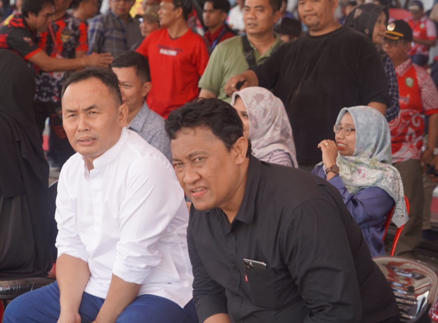 PORPROV: Gubernur Kalteng, Sugianto Sabran didampingi Wagub Kalteng, Edy Pratowo ketika menyaksikan pertandingan sepak bola, di Stadion 29 November Sampit, Jumat (28/7/2023). (foto:ist)