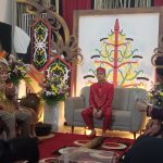 Prosesi pemenuhan hukum adat Dayak putra Yansen Binti, Daud Yudha Dharma Binti di jalan Letkol Cris. Binti, Kota Palangka Raya (FOTO : PRI)