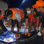 EVAKUASI: Jasad Maki korban perahu terbalik, di Sungai Kahayan ketika dievakuasi tim gabungan basarnas dan unsur lainnya, Sabtu(8/7/2023). (foto:ist)