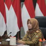 HADIRI : Asisten Perekonomian dan Pembangunan Setda Kalteng, Sri Widanarni hadiri Rakor Pengendalian Inflasi Tahun 2023 bersama Menteri Dalam Negeri RI Tito Karnavian secara virtual, di Aula Jayang Tingang, Senin (7/8/2023). (foto:ist)