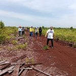 LOKASI : Terlihat pegawai kejaksaan terlihat meninggalkan lokasi yang akan dilakukan penetepan titik koordinat usai mendapat penolakan dari warga Lewu Taheta, di Kelurahan Sabaru, Jumat (11/8/2023). (foto:ard)