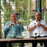 DIALOG : Rektor UMPR, Dr H Muhammad Yusuf didampingi Wakil Ketua Bidang Hubungan Antar Lembaga PWI Provinsi Kalteng, Sadagori H Binti saat berdialog dengan wartawan terkait program UMPR, di Academy Cafe, Senin (7/8/2023). (foto:ard)