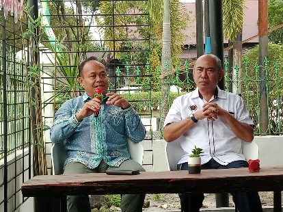 DIALOG : Rektor UMPR, Dr H Muhammad Yusuf didampingi Wakil Ketua Bidang Hubungan Antar Lembaga PWI Provinsi Kalteng, Sadagori H Binti saat berdialog dengan wartawan terkait program UMPR, di Academy Cafe, Senin (7/8/2023). (foto:ard)