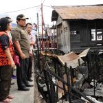 TINJAU: Wagub Kalteng, Edy Pratowo saat meninjau lokasi kebakaran di Jalan Mendawai, Pasar Kahayan, Kamis (14/9/2023). (foto:ist)