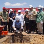 PELETAKAN BATU PERTAMA: Wagub Kalteng, EdyPratowo ketika melakukan peletakan batu pertama pembangunan pabrik pakan, di Parenggean, Sabtu (9/9/2023). (foto:ist)