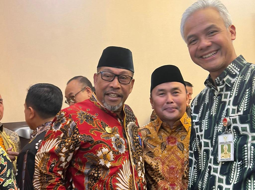 FOTO BERSAMA: Gubernur Kalteng, Sugianto Sabran (tengah, red) foto bersama dengan Gubernur Jateng, Ganjar Pranowo saat menghadiri Rakornas Inflasi, di Istana Isen Mulang, Kamis (31/8/2023). (foto:ist)