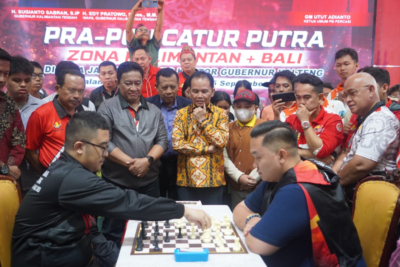 MENYAKSIKAN: Wagub Kalteng, Edy Pratowo bersama Ketua Harian Pengurus Besar PERCASI H. Agustiar Sabran saat menyaksikan permainan catur, di Aula Jayang Tingan, Kamis (31/8/2023). (foto:ist)