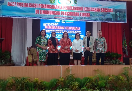 Foto bersama setelah acara sosialisasi penanganan dan pencegahan kekerasan seksual pada lingkungan perguruan tinggi yang dilaksankan di Aula Rahan, Lantai II, Rektorat Universitas Palangka Raya ( FOTO : PRI)