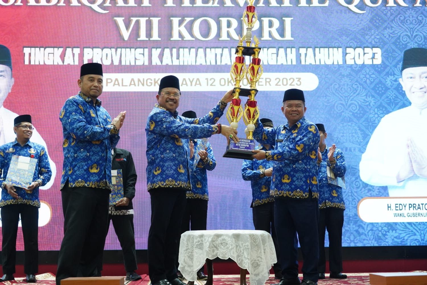 PENYERAHAN PIALA : Sekda Kalteng, Nuryakin saat menyerahkan piala MTQ VII Kopri, di Aula Jayang Tingang, Kamis (12/10/2023). (foto:MMC)