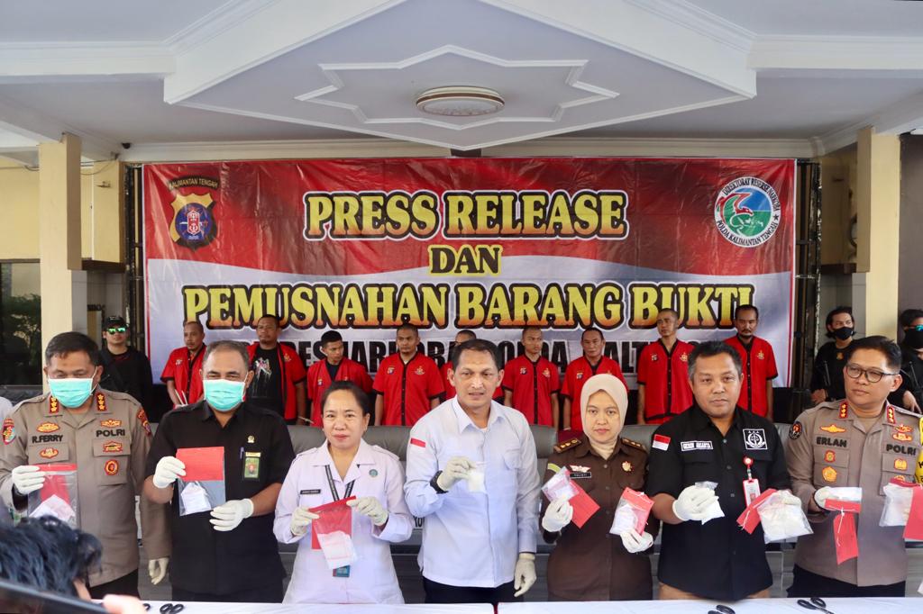 PEMUSNAHAN : Dirresnarkoba Polda Kalteng, Nono Wardoyo bersama pihak terkait menunjukan barang bukti satu kilogram, di Polda Kalteng, Rabu (25/10/2023). (foto:Ardi)