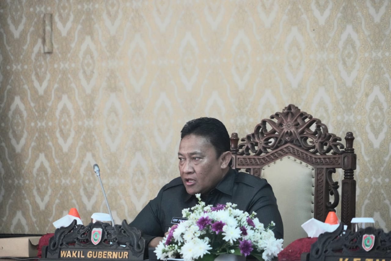 RAPAT PARIPURNA: Wakil Gubernur Kalimantan Tengah (Wagub Kalteng) H. Edy Pratowo menghadiri secara langsung Rapat Paripurna ke-6 Masa Persidangan III Tahun Sidang 2023, di ruang Rapat Gabungan Paripurna DPRD Kalteng, Kamis (2/11/2023). (foto: MMC)