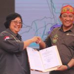 ANUGERAH : Menteri LHK RI Siti Nurbaya Bakar saat menyerahkan Anugerah Konservasi Alam kepada Wakil Gubernur Kalteng H. Edy Pratowo,di Taman Wisata Alam Bukit Tangkiling, Palangka Raya, Prov. Kalteng, Rabu (8/11/2023). (foto:mmc)