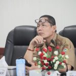 RAPAT INFLASI : Staf Ahli (Sahli) Gubernur Bidang Ekonomi, Keuangan dan Pembangunan,Yuas Elko hadiri Rapat Koordinasi Pengendalian Inflasi Tahun 2023 secara virtual melalui zoom meeting bersama Menteri Dalam Negeri (Mendagri) RI dari Ruang Bajakah Utama Kantor Gubermur Kalteng, Senin (13/11/2023). (FOTO:MMC)