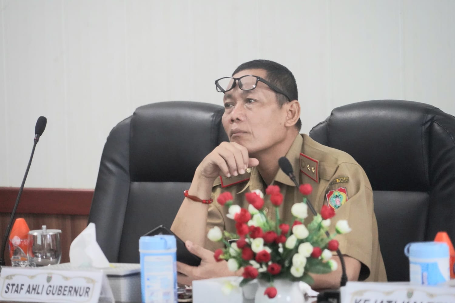 RAPAT INFLASI : Staf Ahli (Sahli) Gubernur Bidang Ekonomi, Keuangan dan Pembangunan,Yuas Elko hadiri Rapat Koordinasi Pengendalian Inflasi Tahun 2023 secara virtual melalui zoom meeting bersama Menteri Dalam Negeri (Mendagri) RI dari Ruang Bajakah Utama Kantor Gubermur Kalteng, Senin (13/11/2023). (FOTO:MMC)