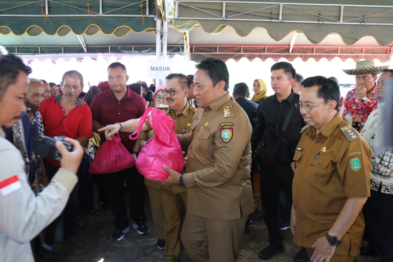 TINJAU : Wakil Gubernur Kalimantan Tengah (Kalteng), Edy Pratowo meninjau pasar penyeimbang yang digelar di Taman Permata Sukamara Desa Natai Sedawak, Kecamatan Sukamara, Kabupaten Sukamara, Senin (20/11/2023). (foto: mmc)